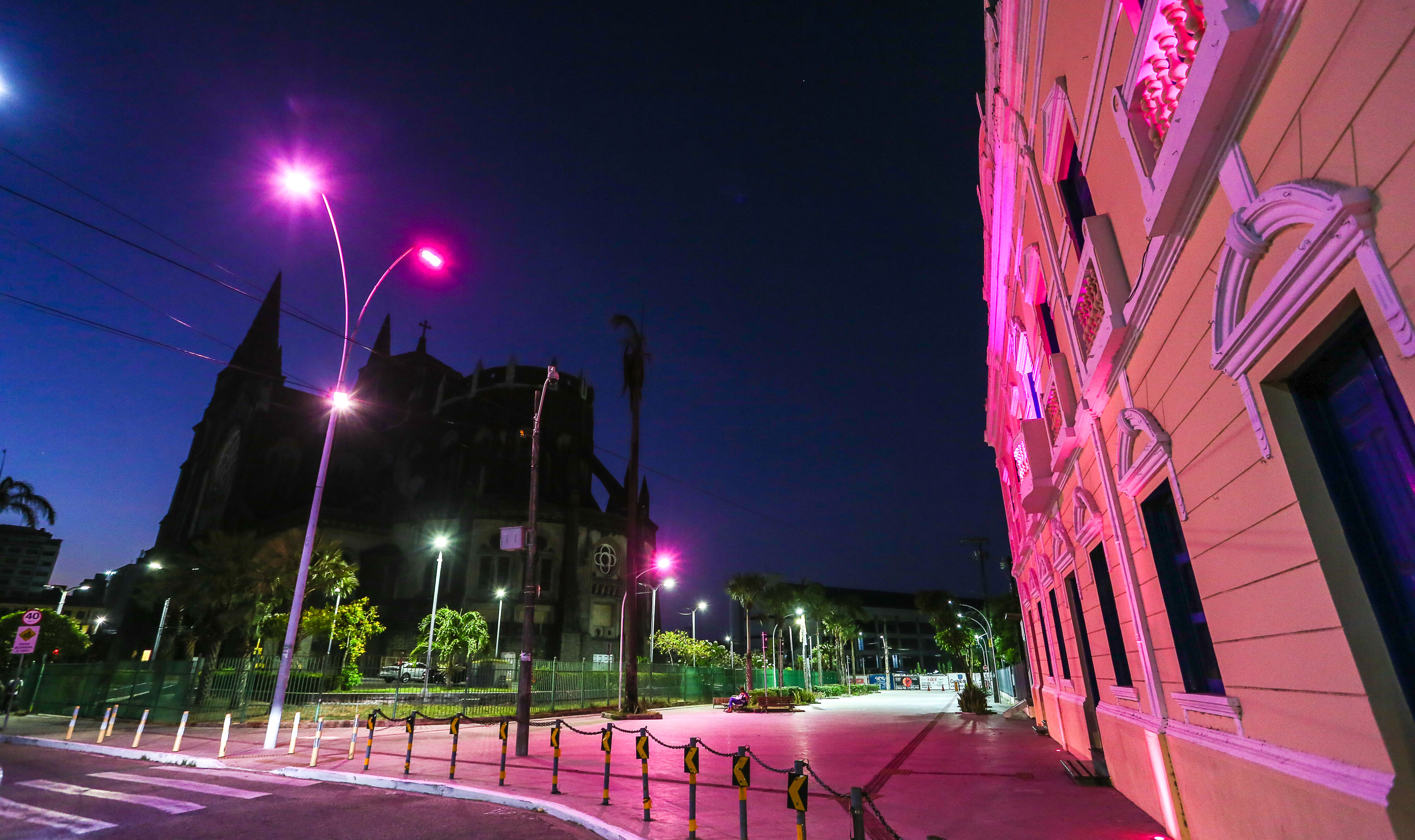 fachado do paço municipal iluminada de rosa